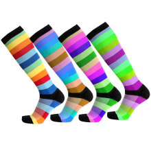 El arco iris colorido de la moda del nuevo producto rayó los calcetines 20-30mmhg de la compresión de los deportes